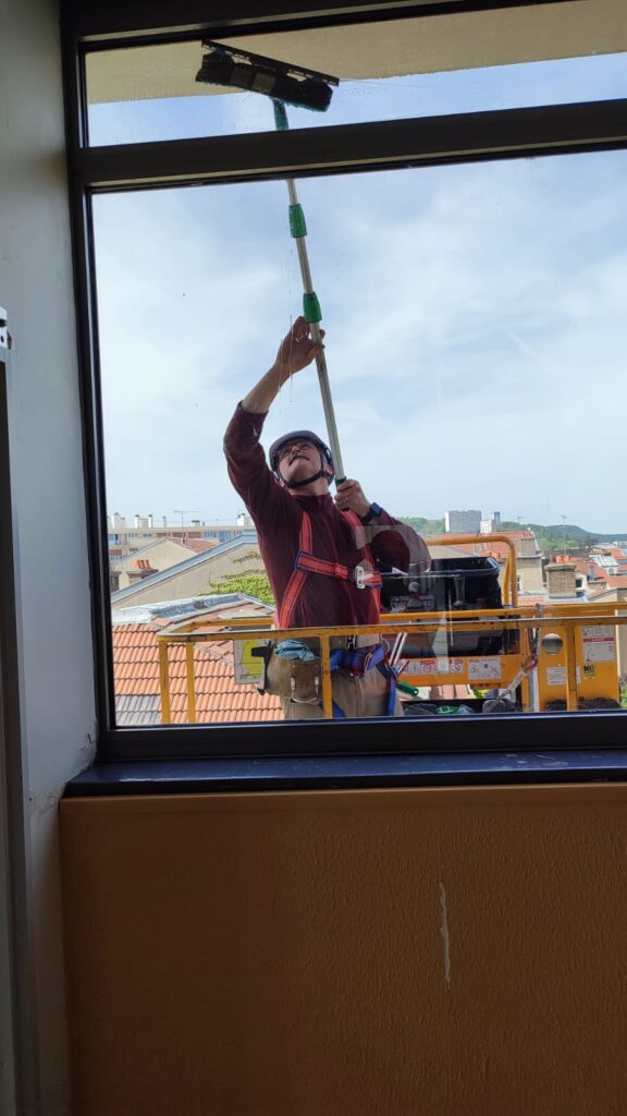 Nettoyage de vitres sur nacelle